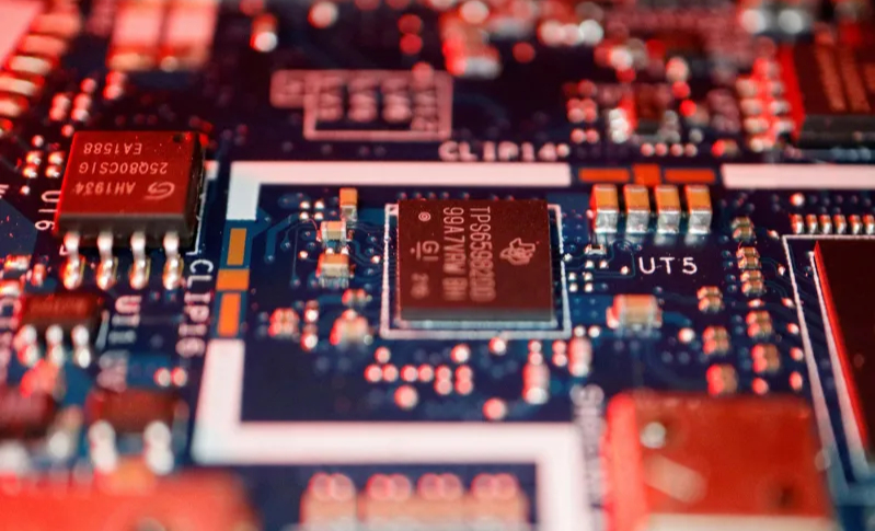 Chip bán dẫn trên bảng mạch của một máy tính, tháng 2/2022. Ảnh: Florence Lo/Reuters