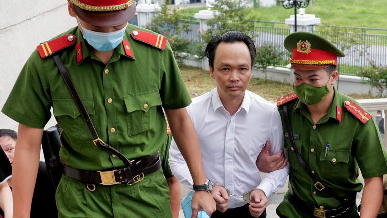 Ông Trịnh Văn Quyết khi bị áp giải ra tòa sơ thẩm, tháng 7/2024. Ảnh: Anh Tuc/ AFP