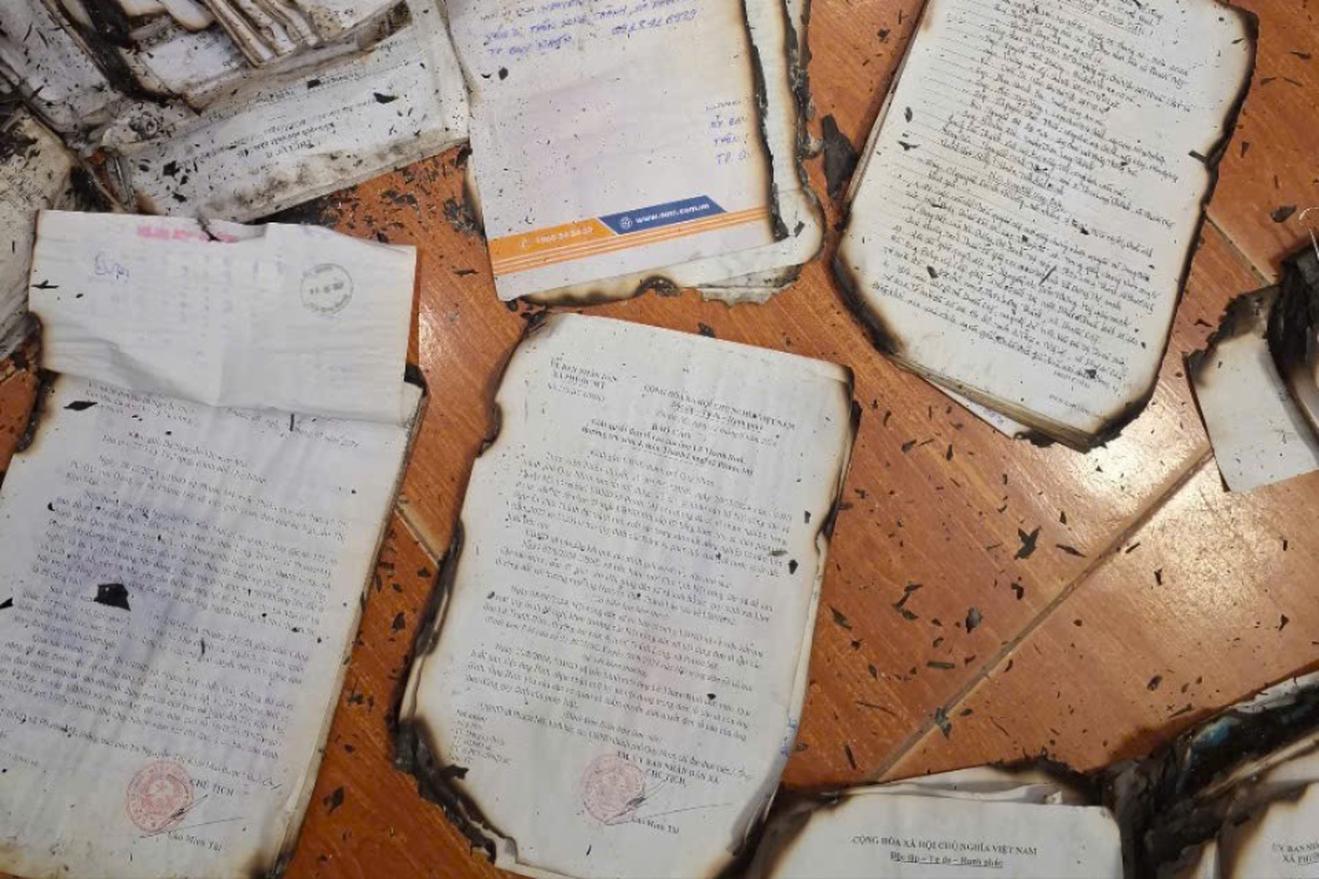 Trước thời điểm sáp nhập hành chính 1/7, người dân phát hiện cán bộ UBND xã Phước Mỹ - TP Quy Nhơn tiến hành đốt hủy tài liệu gồm hàng loạt giấy tờ đêm 29/6/2025. Ảnh: Báo Thanh Tra