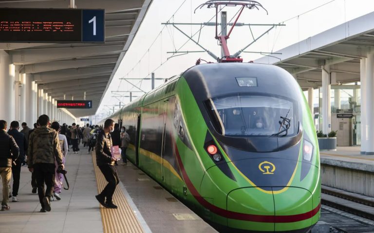 Xuất phát từ Lào, một đoàn tàu hỏa đến ga Ngọc Khê (Yuxi) tỉnh Vân Nam (Yunnan), Trung Quốc ngày 03/12/2021. Ảnh: AP - Hu Chao