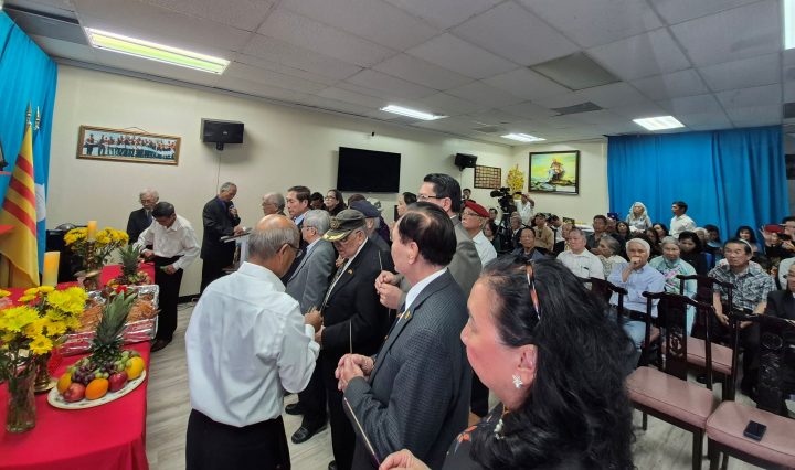 Quan khách tham dự lần lượt dâng hương trước bàn thờ các Anh hùng Đông Tiến