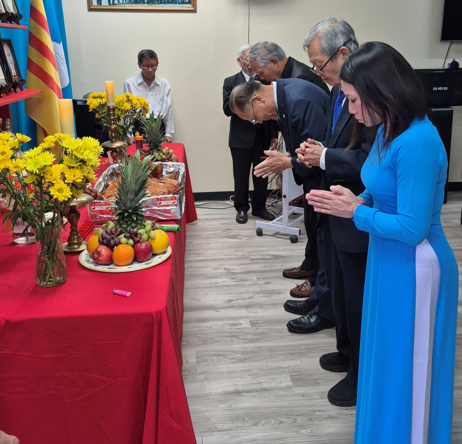 Các Chiến hữu Phạm Lưu Giang, Phạm Huy Cường, Lý Thái Hùng và Đặng Quốc Việt cùng dâng hương trước bàn thờ các Anh hùng Đông Tiến