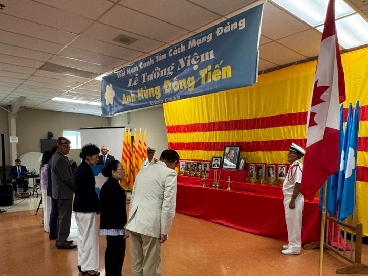 Các quan khách lần lượt tưởng niệm trước bàn thờ các Anh hùng Đông Tiến