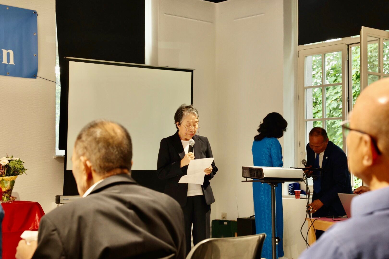 Bà Lê Thị Nhất Hiền chia sẻ cảm nghỉ trong buổi Lễ Tưởng niệm Anh hùng Đông Tiến được tổ chức tại Vương Quốc Bỉ hôm 23/08/25