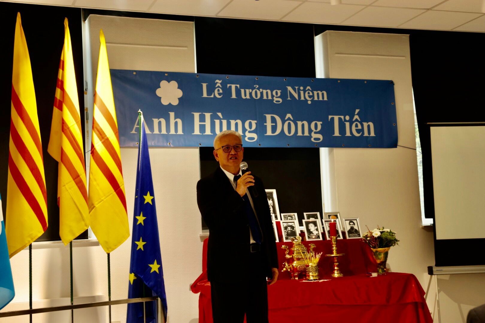 Ông Trần Kỉnh Thành, đại diện Cơ sở Việt Tân tại Âu Châu trình bày về thực trạng tại Việt Nam và chia sẻ thông tin về các hoạt động đảng Việt Tân đang thực hiện trong và ngoài nước tại buổi Lễ Tưởng niệm các Anh hùng Đông Tiến tổ chức hôm thứ Bảy 23/08/25 tại Vương Quốc Bỉ