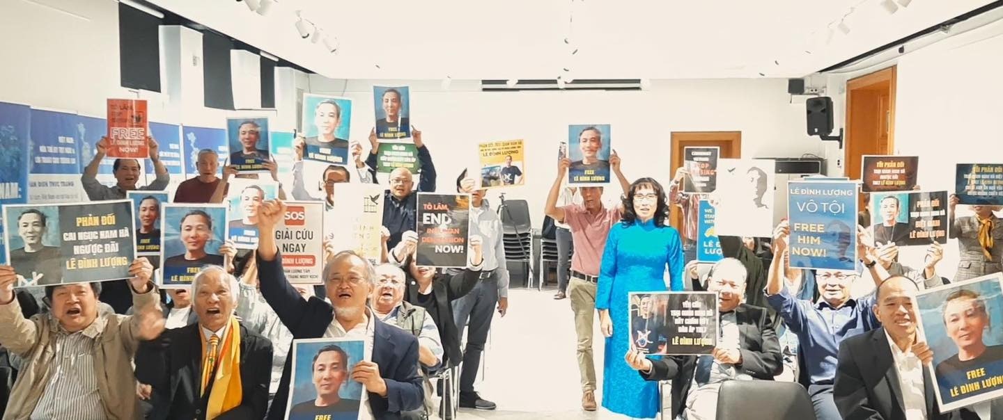 Quan khách tham dự chụp hình đồng hành cùng Tù nhân Lương tâm Lê Đình Lượng, người đang chịu bản án khắc nghiệt 20 năm tù giam và hiện đang bị biệt giam trong Trại tù Nam Hà