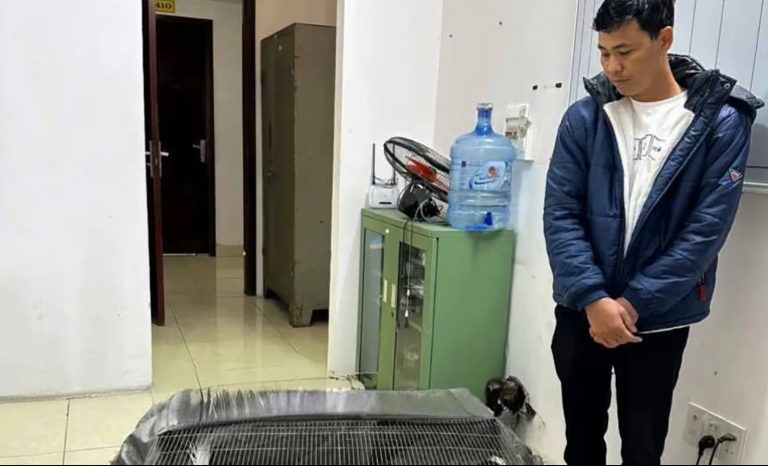 Anh Thái Khắc Thành và những con gà lôi trắng do anh nhân giống. Ảnh: Công an