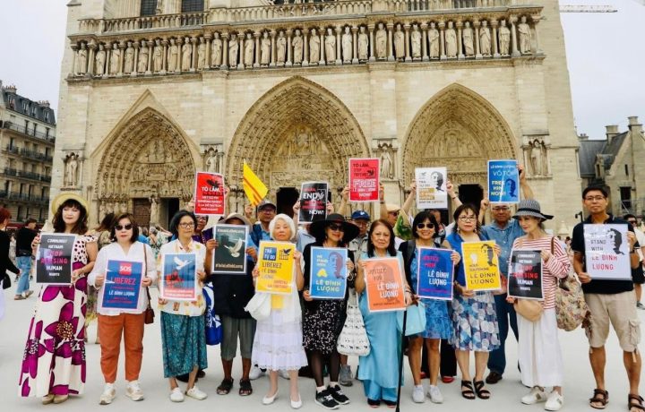 trước Nhà thờ Đức Bà, Paris