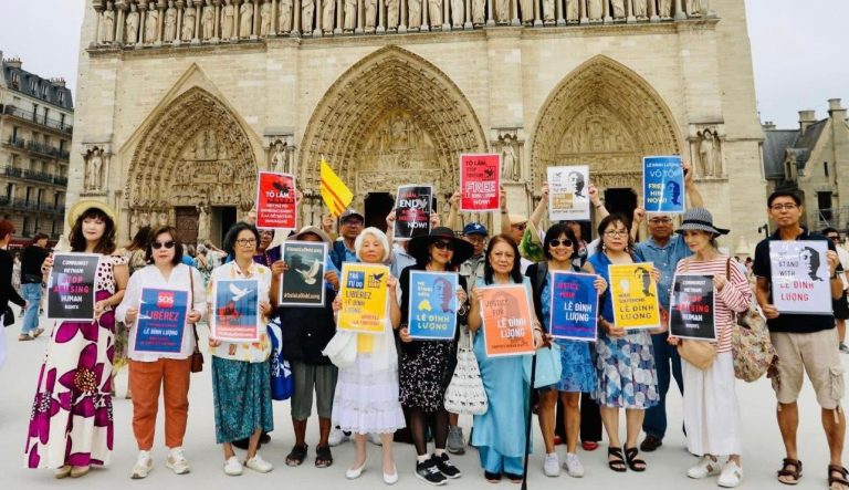 Một số bà con ở Paris tụ tập trước Nhà thờ Đức Bà để lên tiếng cho các tù nhân lương tâm tại Việt Nam hôm 16/8/2025