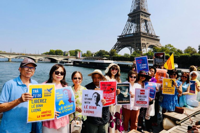 Anh chị em Cơ sở Việt Tân tại Pháp cùng các thân hữu tại Paris xuống đường đồng hành cùng các tù nhân lương tâm tại Việt Nam hôm 16/8/2025 - tháp Eiffel, Paris
