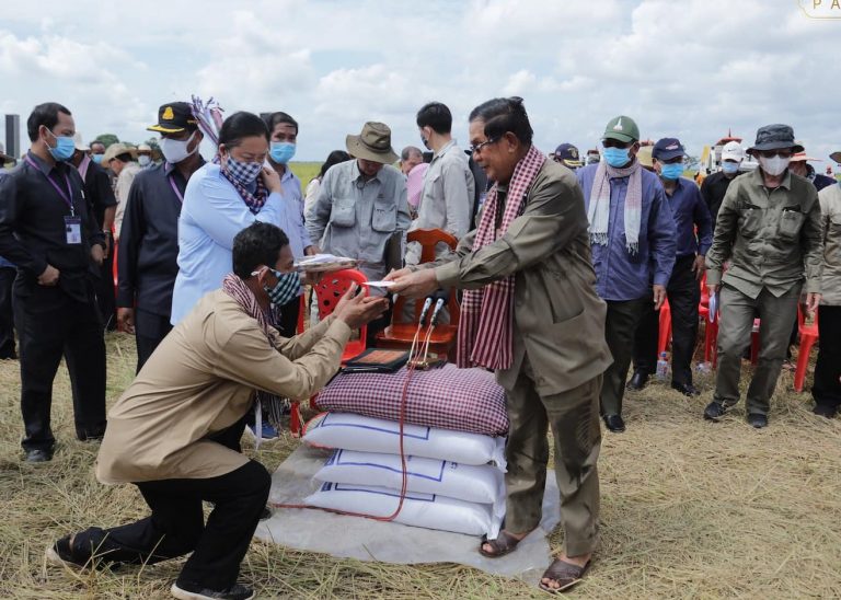 Một người dân Cambodia quỳ nhận quà của Hun Sen. Ảnh: Facebook của Hun Sen