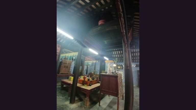 Chiếc thau nhựa hứng nước mưa trên xà nhà từ đường Tuy Lý Vương ở Huế. Ảnh: FB Thái Hạo