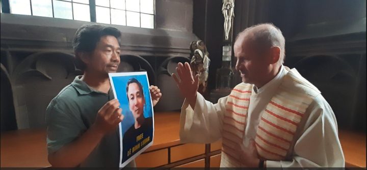 Đức Ông Pirmin Spiegel chủ tế chúc lành trên hình ảnh người tù nhân lương tâm Lê Đình Lượng, trong thánh lễ đại lễ kính Đức Mẹ Maria Hồn Xác Lên Trời hôm 15/8/2025 tại thành phố Speyer, Đức Quốc