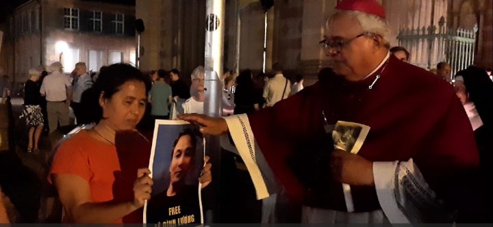 Giám mục Karl-Heinz Wiesemann đã đặt tay chúc lành trên hình ảnh người tù nhân lương tâm Lê Đình Lượng, trong thánh lễ đại lễ kính Đức Mẹ Maria Hồn Xác Lên Trời hôm 15/8/2025 tại thành phố Speyer, Đức Quốc