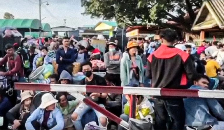 Hàng chục ngàn người Campuchia làm việc ở Thái Lan đã trở về nước qua cửa khẩu biên giới ở huyện Pong Nam Ron, Chanthaburi sau những báo cáo chưa được xác nhận rằng nhà lãnh đạo độc tài của Campuchia đã đe dọa sẽ tịch thu đất đai của họ nếu họ vẫn tiếp tục làm việc ở Thái Lan. Ảnh: Báo mạng The Nation Thailand