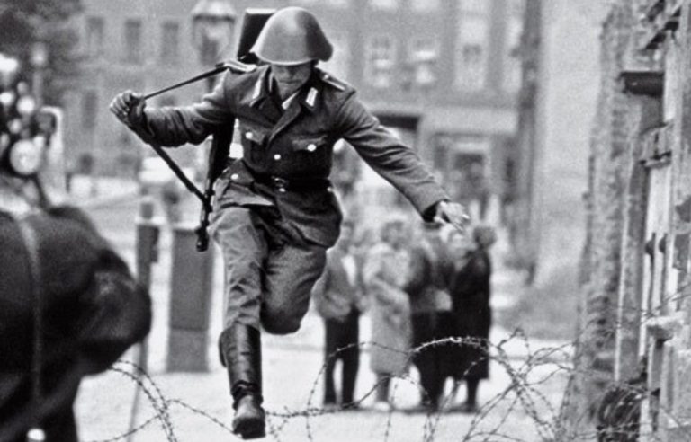 Ảnh tư liệu: Đây là bức ảnh nổi tiếng “Leap into Freedom” - khoảnh khắc lịch sử khi lính biên phòng Đông Đức, Hans Conrad Schumann, nhảy qua hàng rào thép gai để chạy sang Tây Berlin. Ảnh do Peter Leibing chụp trong ngày 15/08/1961, trở thành biểu tượng mạnh mẽ của Chiến tranh Lạnh