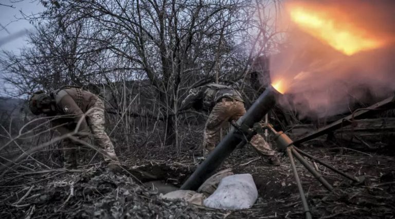 Ảnh tư liệu do Lữ đoàn Cơ giới số 24 của Ukraine cung cấp: Binh lính Ukraine bắn súng cối 120mm về phía các vị trí của quân đội Nga gần Chasiv Yar, Donetsk, miền Donbass, ngày 16/03/2025. Ảnh: AP - Oleg Petrasiuk