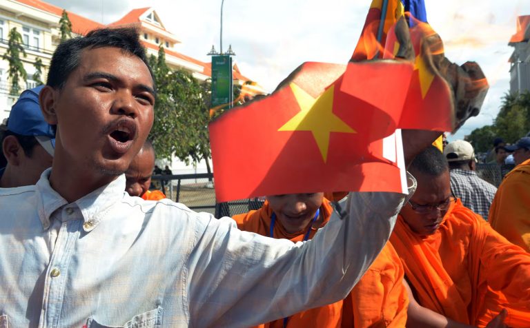 Một người Campuchia đốt cờ Việt Nam trong cuộc biểu tình năm 2014. Ảnh: Tang Chhin Sothy/ AFP