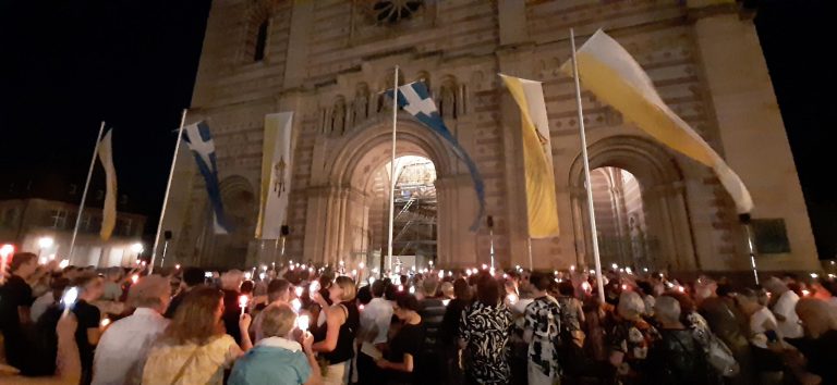 Đức Ông Pirmin Spiegel chủ tế và giáo dân Giáo phận Speyer, Đức Quốc cầu nguyện cho TNLT Lê Đình Lượng trong thánh lễ đại lễ kính Đức Mẹ Maria hôm 15/8/2025 tại thành phố Speyer, Đức Quốc