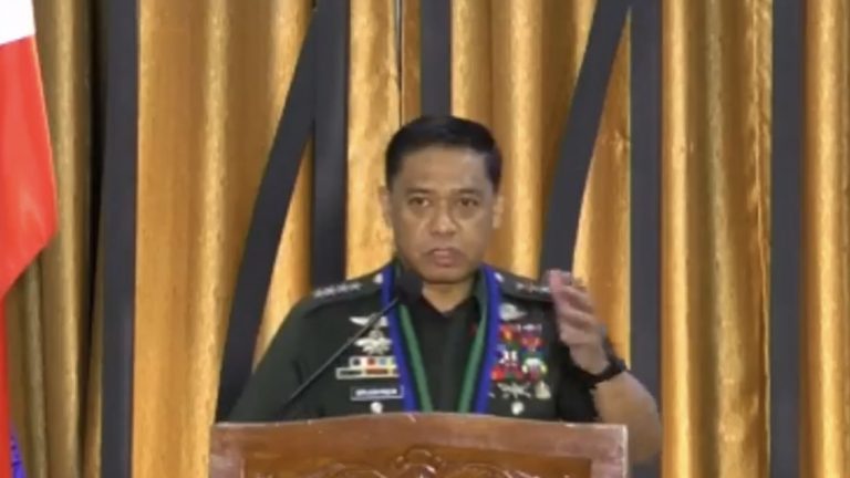 Tổng tham mưu trưởng Lực lượng Vũ trang Philippines (AFP), Tướng Romeo Brawner Jr., hôm thứ Ba đã chỉ trích Trung Quốc vì đã điều tàu chiến đến bãi cạn Scarborough, cho rằng động thái này đã vi phạm thỏa thuận được ký kết sau cuộc đối đầu tại khu vực này vào năm 2012. Ảnh: GMA News