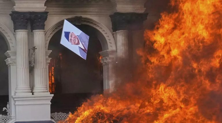 Người biểu tình phóng hỏa tòa nhà Quốc hội Nepal ở thủ đô Kathmandu, Nepal, ngày 9/9/2025. Ảnh: AP - Niranjan Shrestha