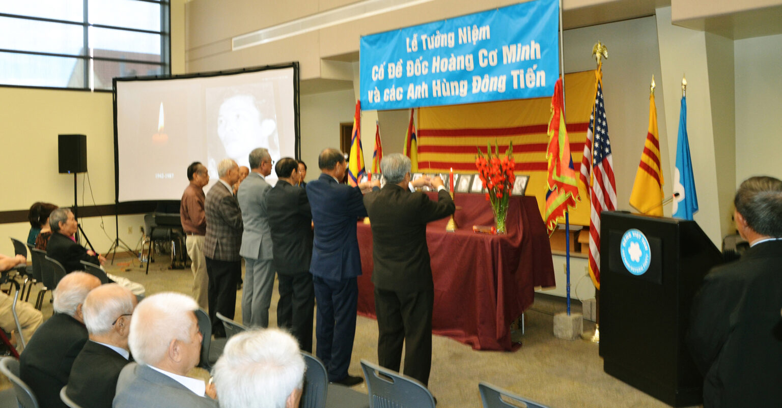 Đại diện các đoàn thể đấu tranh thắp hương tưởng niệm cố Phó Đề Đốc Hoàng Cơ Minh và các Anh Hùng Đông Tiến. Ảnh: Lâm Hoài Thạch/ Người Việt