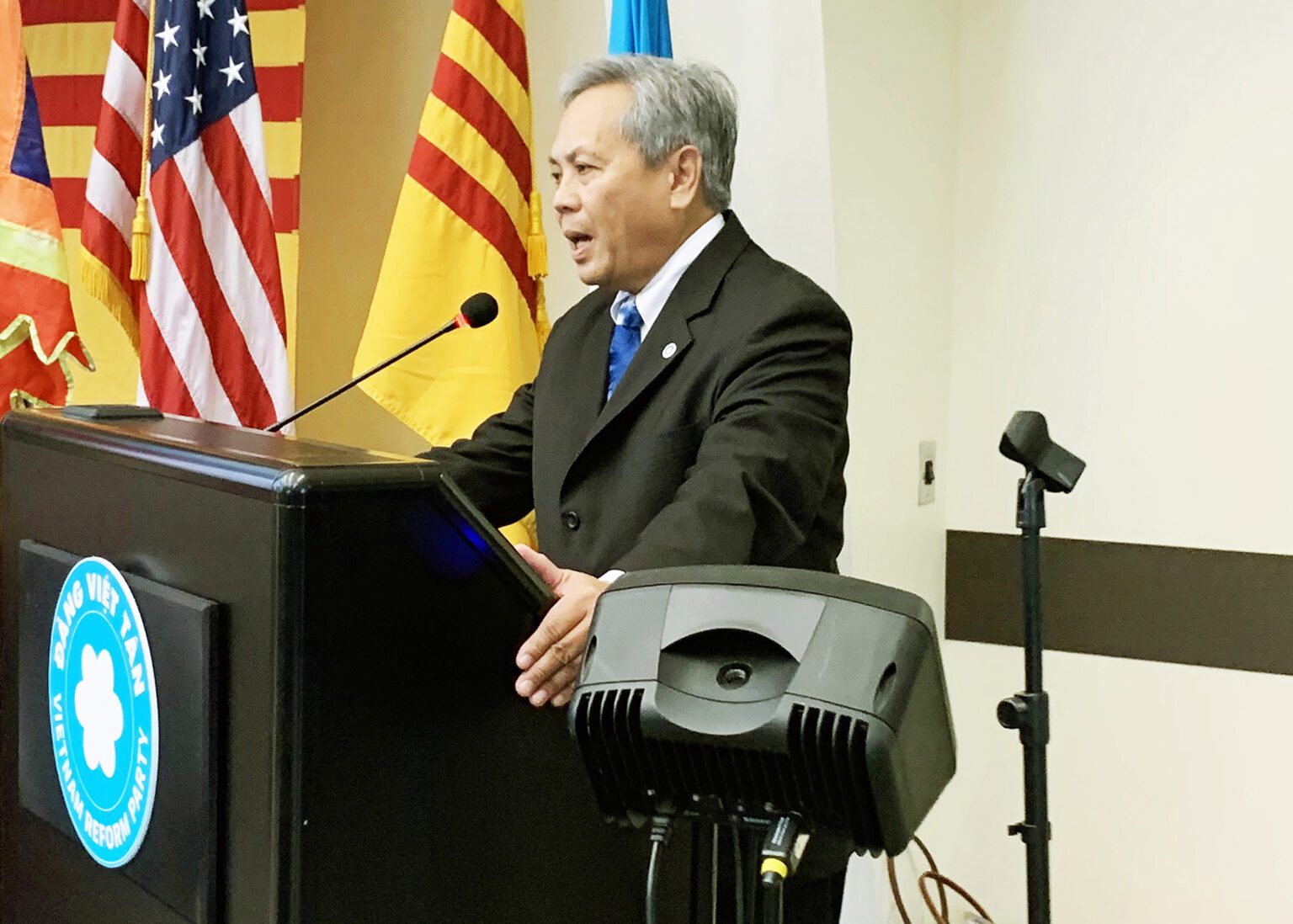 Ông Trần Trung Dũng, đại diện Đảng bộ Orange County của Việt Tân, thay mặt ban tổ chức, phát biểu. Ảnh: Lâm Hoài Thạch/ Người Việt