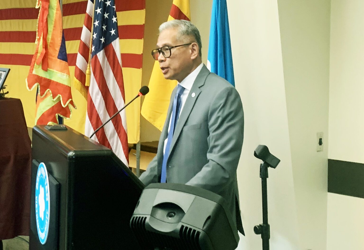 Ông Đỗ Hoàng Điềm, Ủy viên Trung ương, cựu Chủ tịch đảng Việt Tân, phát biểu. Ảnh: Lâm Hoài Thạch/ Người Việt