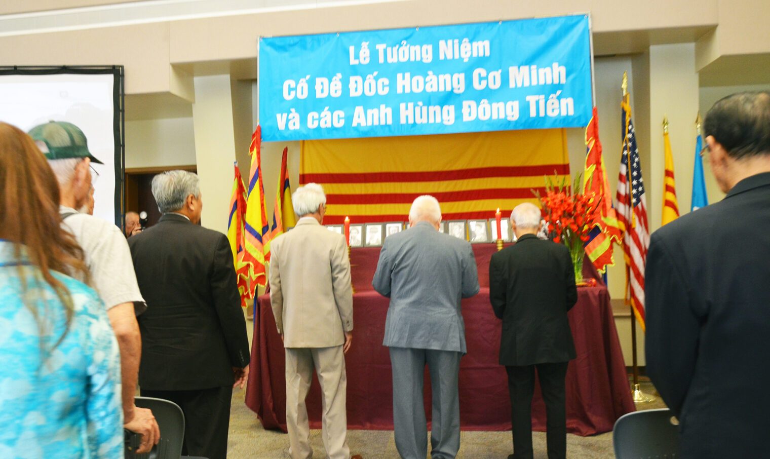 Các bô lão trong nghi thức “Tiên Cáo.” Ảnh: Lâm Hoài Thạch/ Người Việt