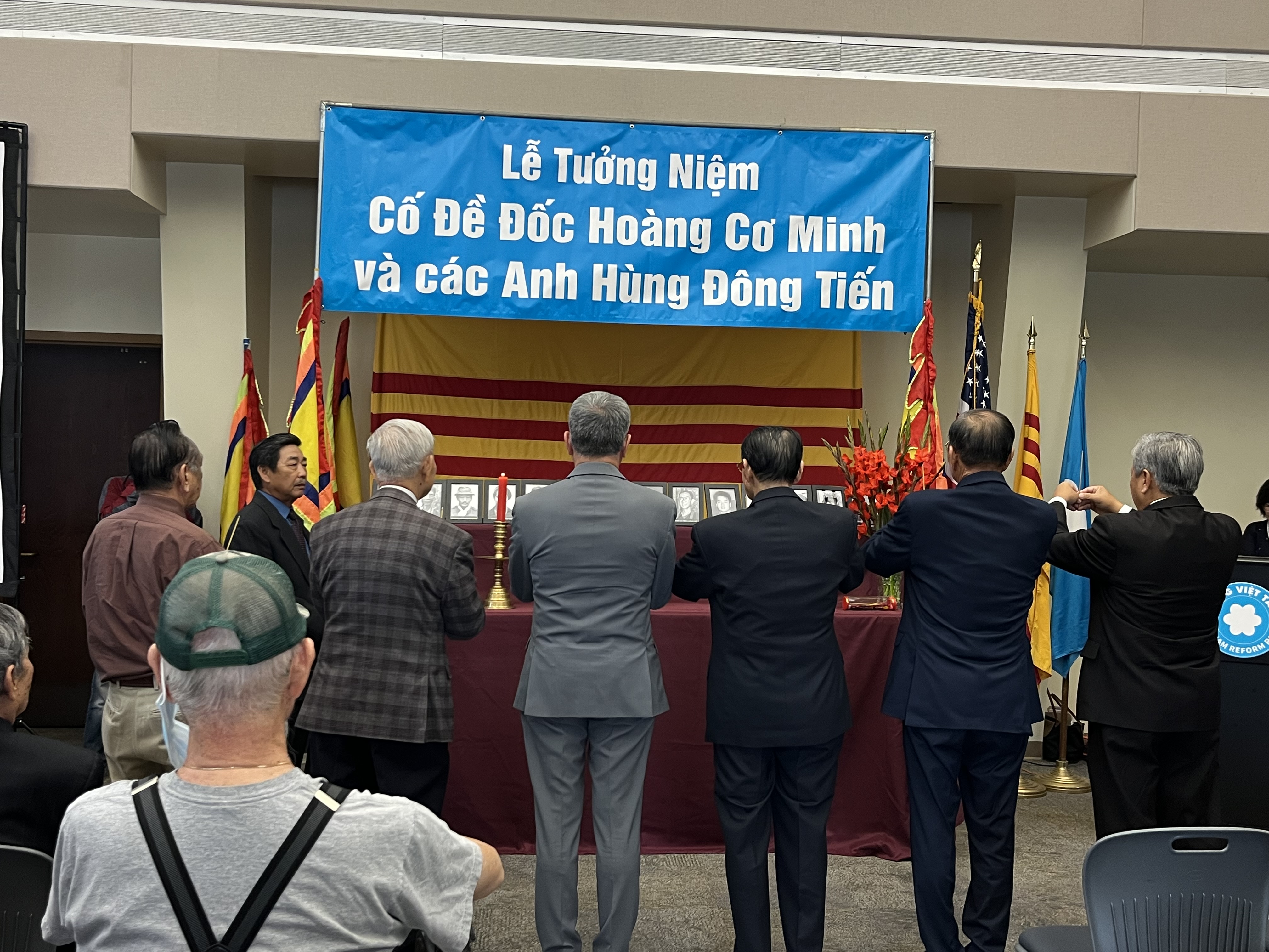 Quan khách thắp hương trước bàn thờ Tổ quốc và di ảnh các Anh Hùng Đông Tiến