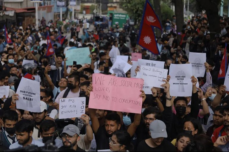 Gen Z Nepal biểu tình giơ cao biểu ngữ chống tham nhũng tại Kathmandu, Nepal, ngày 8/9/2025. Ảnh: Subaas Shrestha - NurPhoto/ Getty Images