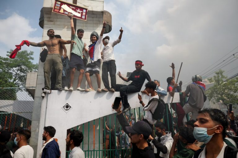 Người dân Nepal, đặc biệt thế hệ trẻ xuống đường biểu tình phản đối tình trạng tham nhũng, bất bình đẳng xã hội dẫn đến việc Thủ tướng Sharma Oli buộc phải từ chứcsụp đổ hôm 9/9/2025. Ảnh: Joy Sung/ The Washington Post