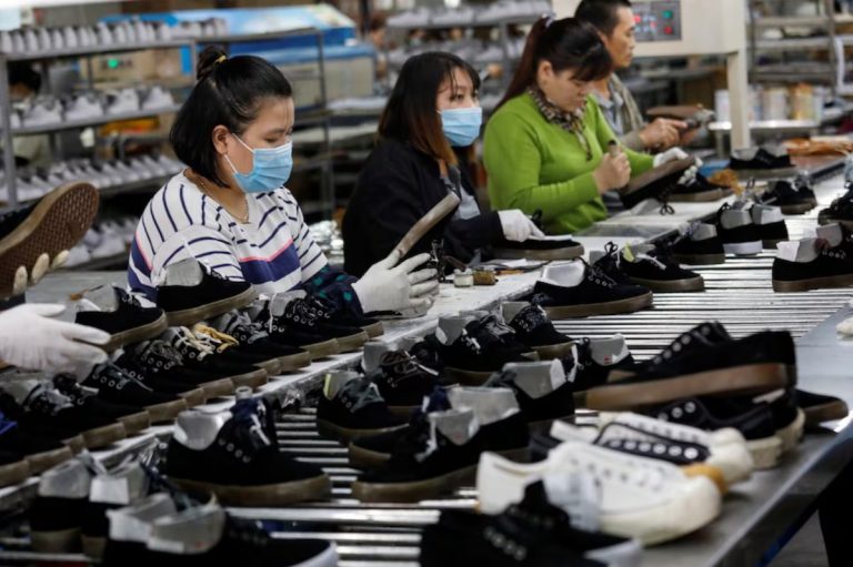 Công nhân tại một nhà máy sản xuất giầy xuất khẩu ở Hà Nội hôm 29/12/2020. Ảnh: Reuters