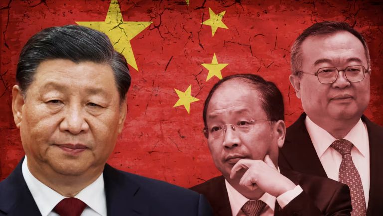 Trong cuộc duyệt binh hoành tráng tại Bắc Kinh vào đầu tháng 9, Chủ tịch Trung Quốc Tập Cận Bình đã vô tình chiếu đèn vào hai ủy viên Trung ương đảng mất tích, Dịch Huệ Mẫn (giữa) và Lưu Kiến Siêu (phải). Ảnh: Nikkei - Nguồn ảnh: Yusuke Hinata, Uichiro Kasai và Reuters