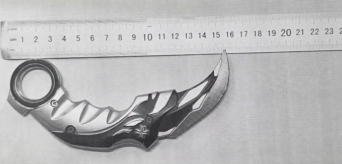 Vật sắc nhọn học sinh lớp 7 mang theo và đòi lại khi bị cô giáo thu giữ. Ảnh: FB Cù Mai Công - Thanh Hằng/ VnExpress