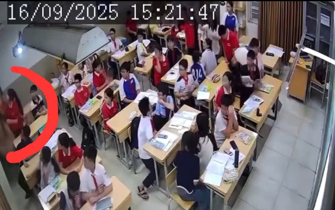 Clip cho thấy thay vì tìm cách ngăn chặn chuyện xấu xa không thể tưởng tượng của bạn, một học trò đã kéo rèm để xung quanh không nhìn thấy. Ảnh: FB Cù Mai Công