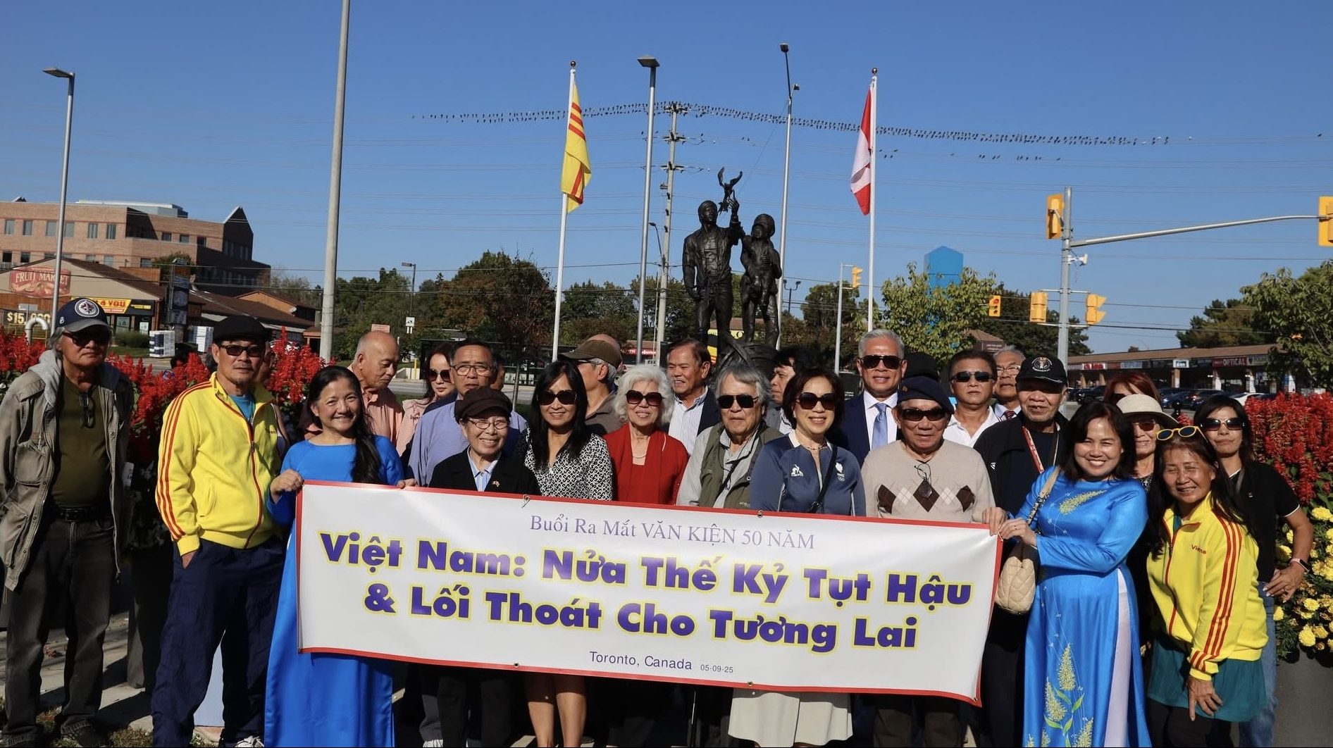 Một số đồng hương cùng chụp hình lưu niệm trước Tượng đài Thuyền nhân Việt Nam, thành phố Mississauga, Greater Toronto Area, Canada