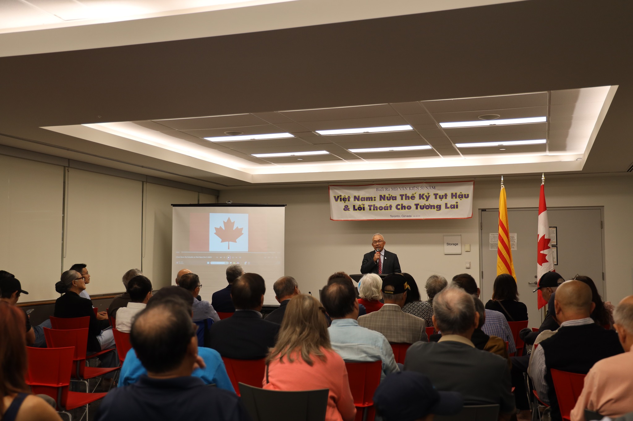 Buổi hội thảo ra mắt văn kiện “Việt Nam: Nửa thế kỷ tụt hậu và lối thoát cho tương lai”" do Đảng bộ Việt Tân Toronto tổ chức hôm 7/10/2025 tại Thư viện Burnhamthorpe, thành phố Mississauga, Canada
