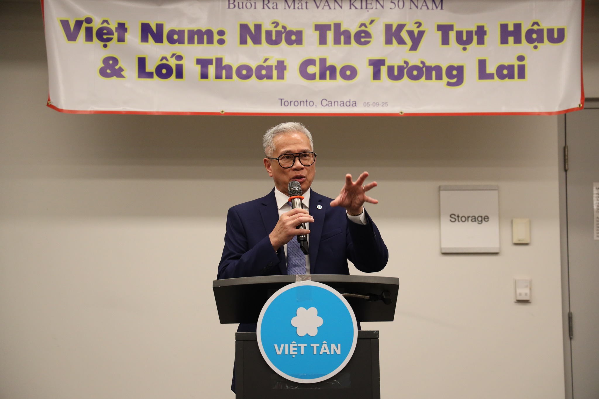 Ông Đỗ Hoàng Điềm, Ủy viên Trung ương, nguyên Chủ tịch đảng Việt Tân, diễn giả chính của buổi ra mắt văn kiện