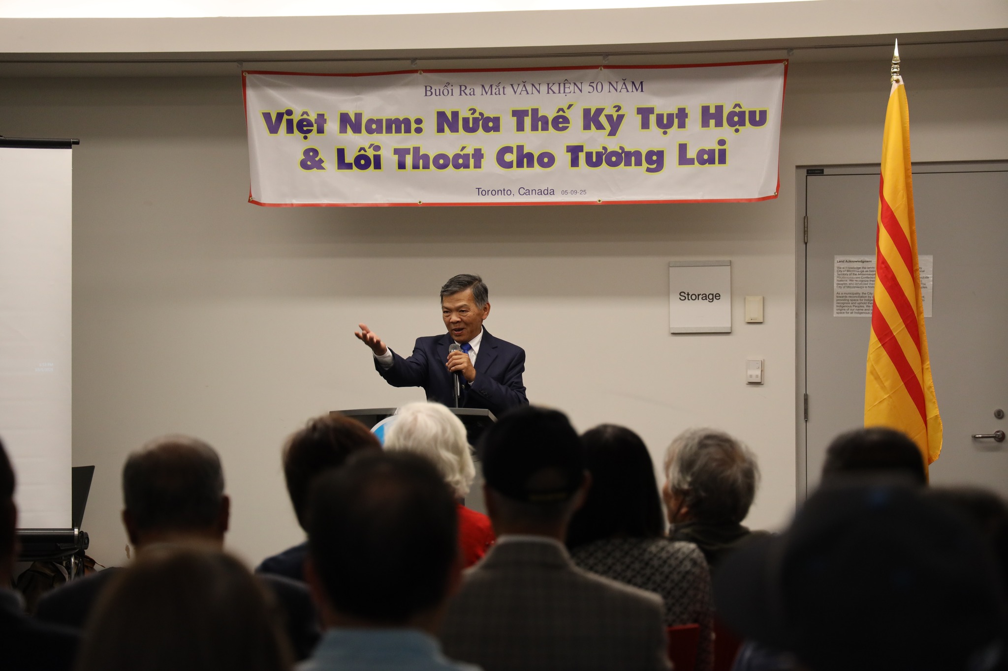 Điều hợp viên chương trình mời cử tọa đóng góp câu hỏi, ý kiến trong phần thảo luận