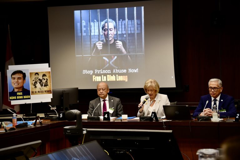 Bà Dân biểu Judy Sgro (giữa) phát biểu chào mừng các dân biểu đồng nghiệp cùng quan khách