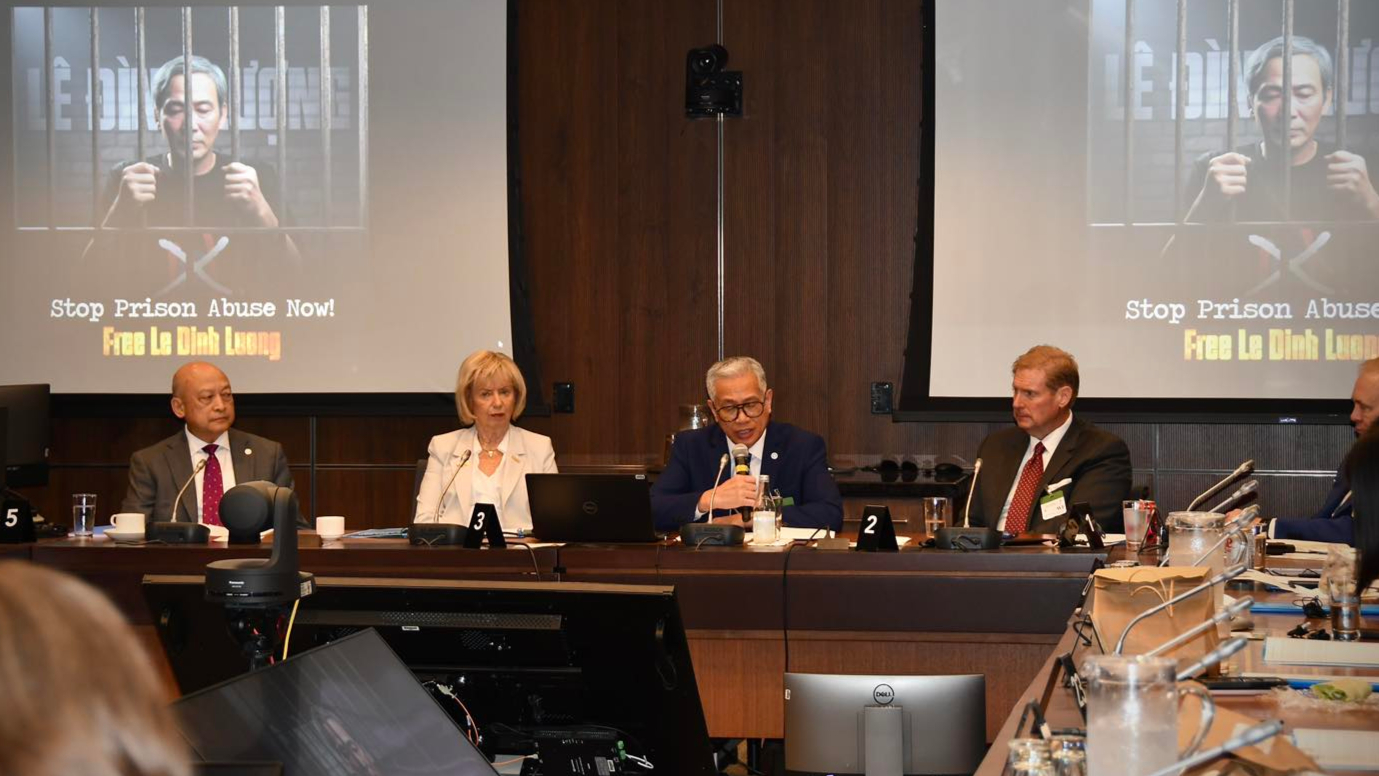 Ông Đỗ Hoàng Điềm, Ủy viên Trung ương, nguyên Chủ tịch đảng Việt Tân (thứ hai từ phải) phát biểu trong buổi tiếp tân vận động chính giới tổ chức hôm 7/10/2025 tại Quốc hội Canada