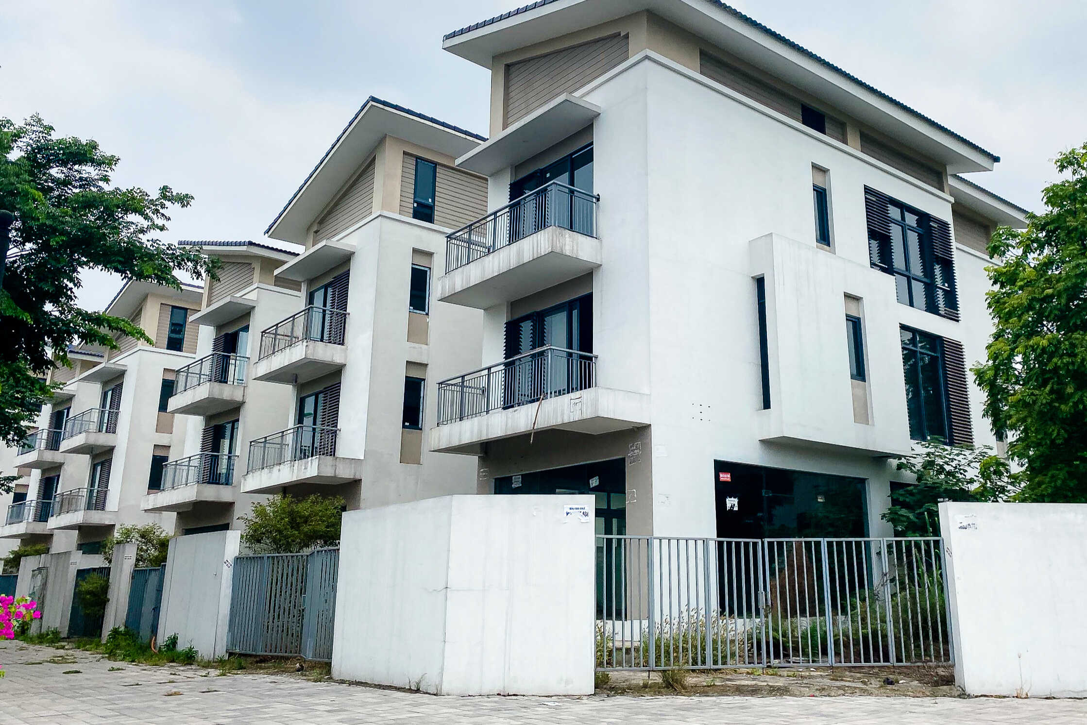 Hàng trăm căn biệt thự tại Khu đô thị Dương Nội (Hà Nội) không có người đến ở. Mỗi căn vẫn đang được rao bán hàng chục tỷ đồng. Ảnh: Người Đưa Tin