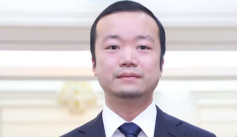 Thủ tướng Campuchia Hun Sen gặp gỡ phái đoàn các nhà đầu tư bao gồm Chủ tịch Tập đoàn Prince Chen Zhi tại Cung điện Hòa Bình ở Phnom Penh, Campuchia vào ngày 25 tháng 4 năm 2022. Ảnh: CNN (source: Trang truyền thông chính thức của Hun Sen/Facebook)