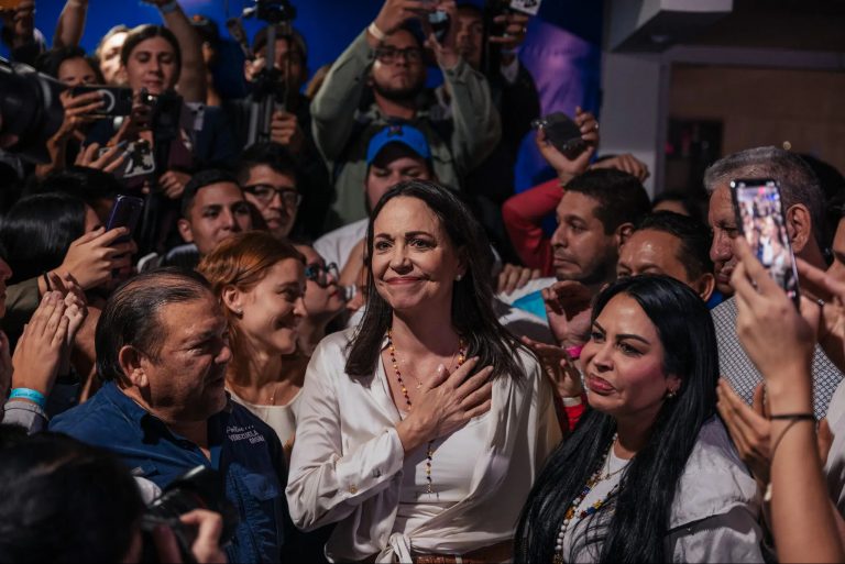 Bà María Corina Machado được trao giải Nobel Hòa bình 2025. Trong hình bà cùng những người ủng hộ ở thủ đô Caracas, Venezuela, trong cuộc bầu cử sơ bộ năm 2023. Ảnh: Adriana Loureiro Fernandez - The New York Times