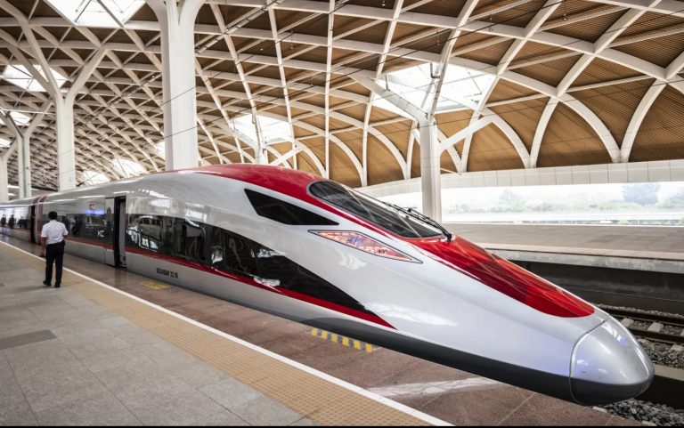 Một chuyến tàu cao tốc Jakarta-Bandung tại ga Halim. Chỉ 1 năm sau ngày chạy chuyến tàu đầu tiên, dự án nằm trong khuôn khổ Sáng kiến “Vành đai và Con đường” (BRI) từng được quảng cáo là hoàn toàn thương mại và tự tài trợ này, đã trở thành một vũng lầy tài chính, nợ nần chồng chất, lượng hành khách ì ạch. Ảnh: Rosa Panggabean/ Bloomberg