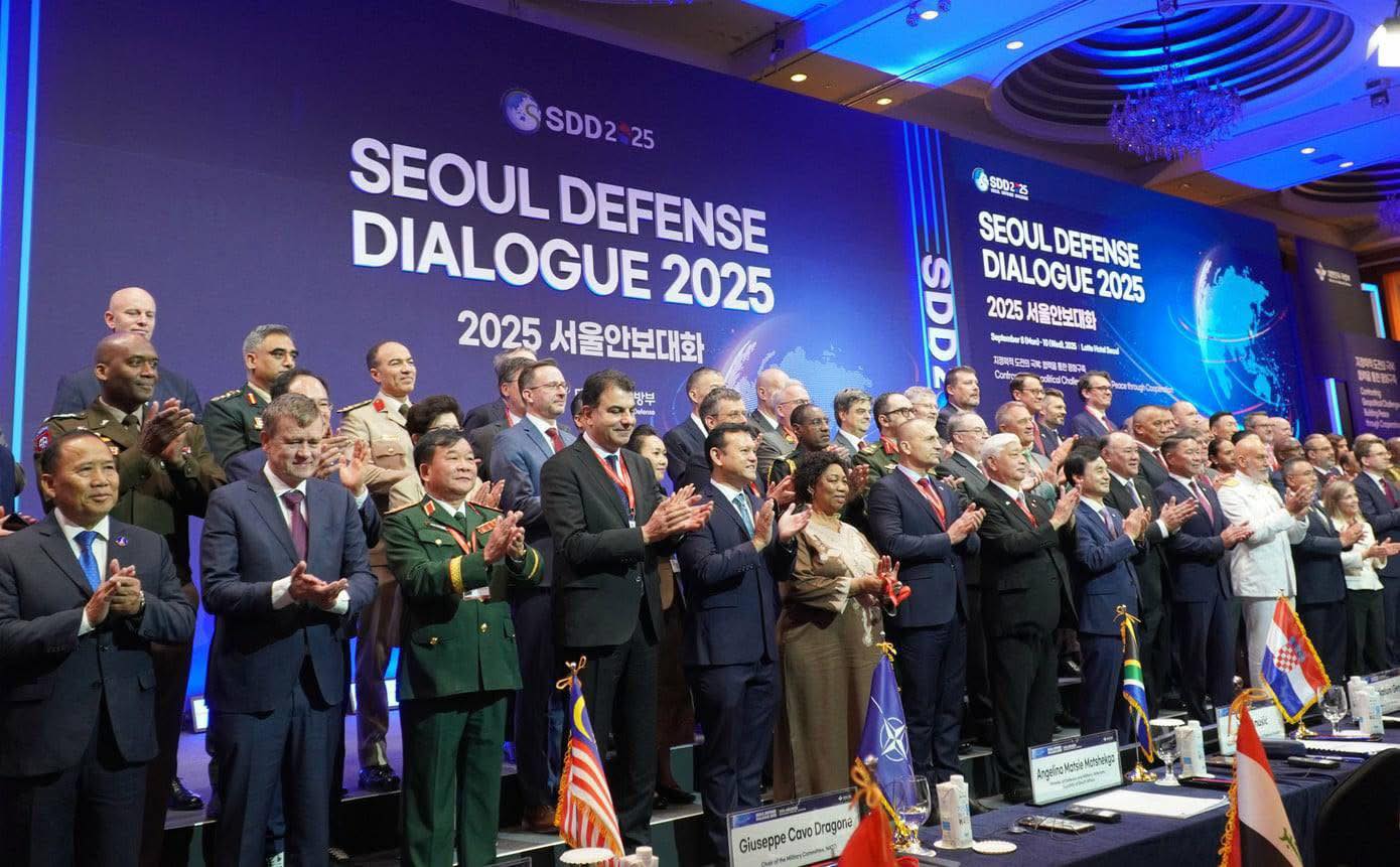 Ảnh lưu niệm phái đoàn các nước tham dự Đối thoại Quốc phòng Seoul 2025 (8-10/9/2025). Thứ trưởng Bộ Quốc phòng Việt Nam Hoàng Xuân Chiến (hàng đầu, thứ 3 từ trái) là trưởng đoàn đại biểu Bộ Quốc phòng Việt Nam tham dự hội nghị. Ảnh CNN