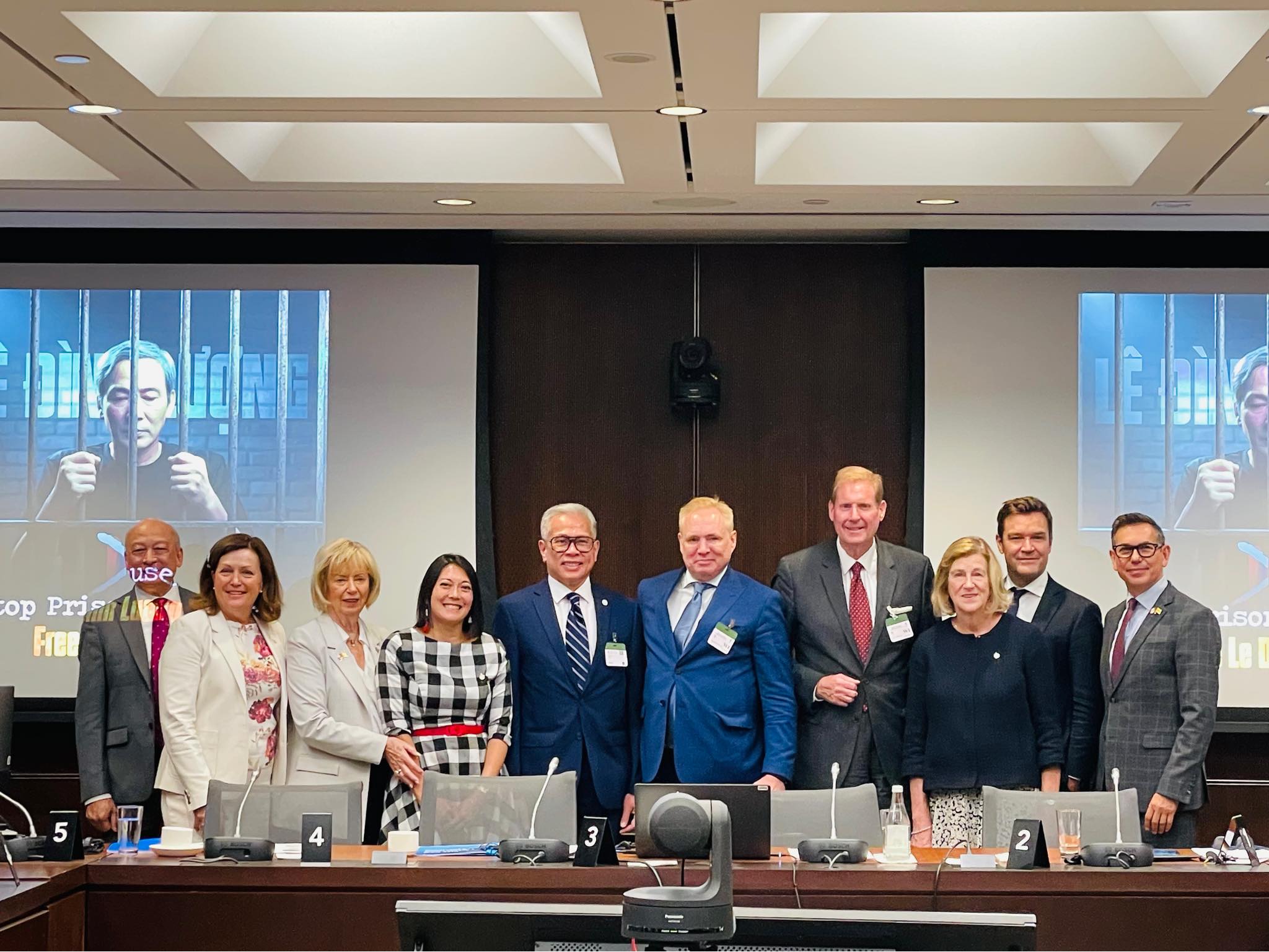 Dân biểu Judy Sgro, thành viên danh dự của đảng Việt Tân (thứ ba từ trái) là dân biểu bảo trợ buổi Tiếp tân Nhân quyền Việt Nam; Dân biểu gốc Việt bà Chi Nguyen (Nguyễn Diễm Thùy Chi - áo sọc đen trắng)