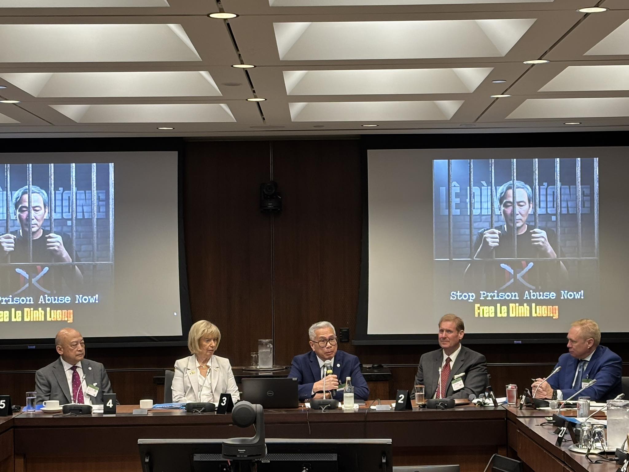 Từ trái: Ô. Trần Quốc Dzũng, Dân biểu Judy Sgro, Ô. Đỗ Hoàng Điềm, Ông Marc Kealey và Luật sư Chris MacLeod