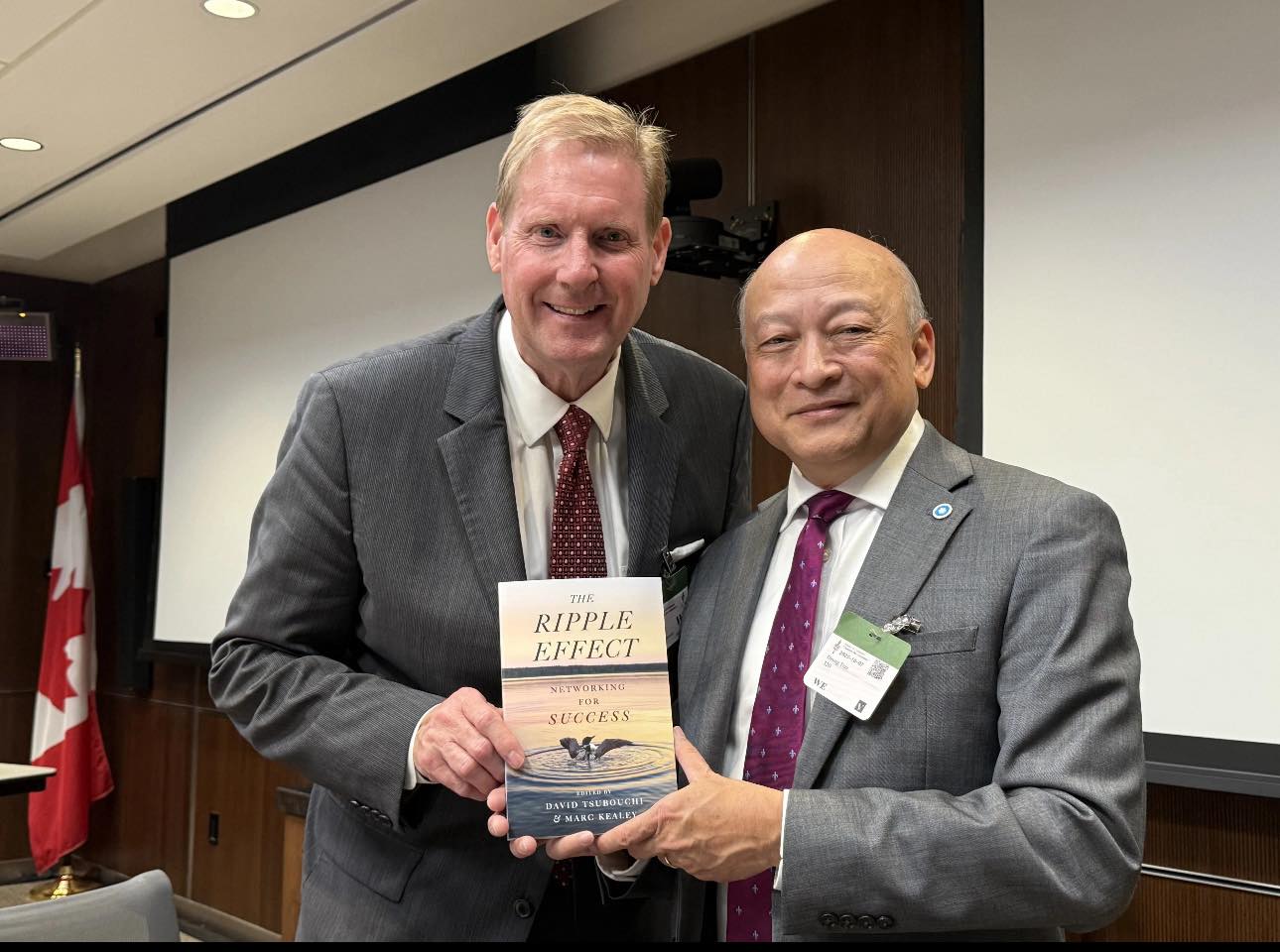 Đại diện Việt Tân Bắc Mỹ, Ô. Trần Quốc Dzũng (phải) tiếp Ô. Marc Kealey, Chánh văn phòng cho cố Thủ tướng Canada John Turner (1990)